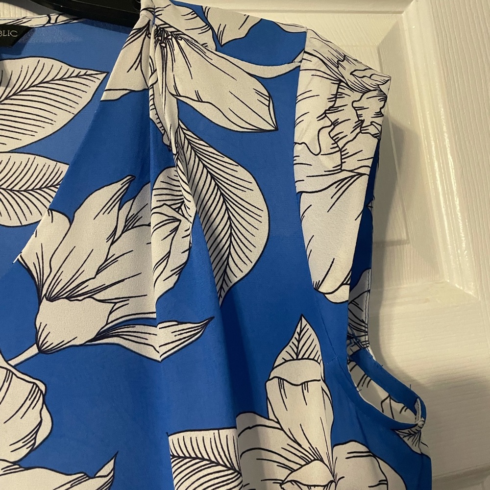 Banana Republic Blue and Ivory sleeveless floral blouse Size XS - Picture 6 of 9